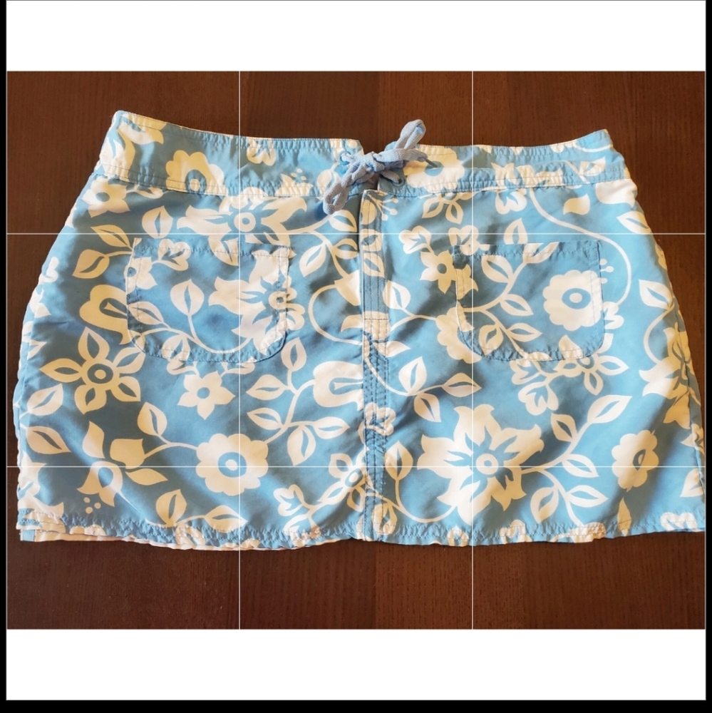 Reversible Board/swim skirt. Front pockets,velcro and shoelace closure.